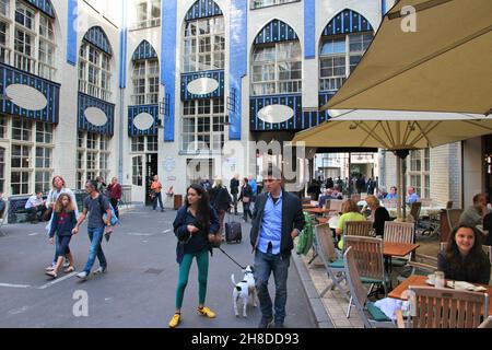 BERLIN, ALLEMAGNE - 27 août 2014 : Les gens visiter le vieux Hackesche Hofe à Berlin. Le complexe de l'architecture art nouveau datant de 1906. Banque D'Images