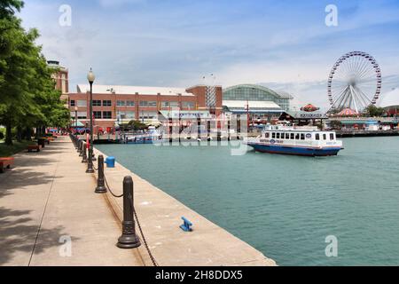 CHICAGO, Etats-Unis - 26 JUIN 2013 : les gens visitent le Navy Pier à Chicago. L'embarcadère de 3,300 mètres construit en 1916 est l'un des sites les plus reconnus de Chicago. Banque D'Images