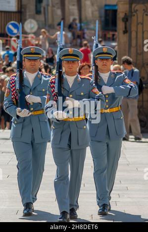 Trois membres de la Garde du Château de Prague, en uniforme d'été et épaulant, les fusils de cérémonie VZ 52/57 défilent lors de la cérémonie de la relève de la garde. Banque D'Images