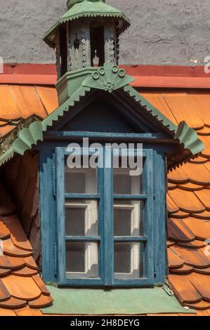 Un dormeur orné sur un petit bâtiment dans la Golden Lane médiévale du château de Prague. Banque D'Images