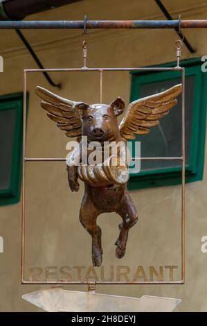 Les cochons pourraient voler !Un panneau de cochon volante annonce le Cafe Zlatá ulička dans la Golden Lane du château de Prague Banque D'Images