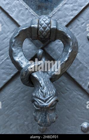 Porte en fer forgé très ornée située sur une porte de la cathédrale Saint-Vitus du château de Prague Banque D'Images