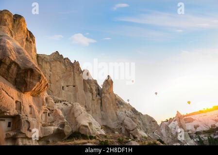 Soleil matinal sur les grottes dans les rochers de Cappadoce, Turquie Banque D'Images