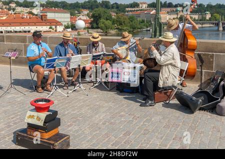 L'orchestre syncopé original de Prague se produit sur le pont Charles le matin ensoleillé de juillet. Banque D'Images