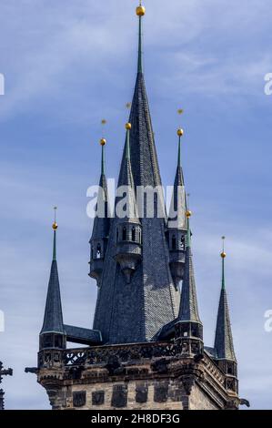 La tour Adam de 80 m de haut, avec ses multiples flèches, sur l'église notre-Dame avant Týn, sur la place de la vieille ville de Prague. Banque D'Images