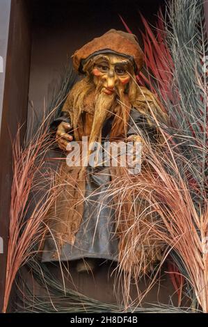 Marionnette en bois fabriquée à la main dans la fenêtre de la boutique tchèque des Marionettes, rue Nerudova, Prague Banque D'Images