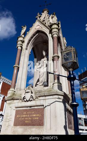 Vue panoramique sur la statue de la reine Victoria, Maidstone, Kent Banque D'Images