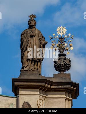 Les statues de Jan Jiří Bendl des Apôtres du Christ sur l'église Saint Salvador de style renaissance de Marco Fontana di Brusata, dans la rue Salvátorská, Prague. Banque D'Images