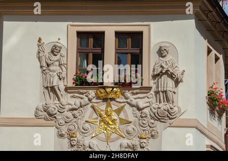 La Vierge Marie du vieux Boleslav de Jan Oldřich Mayer est entourée d'un médaillon doré, flanquée de St Venceslas et Jan Nepomucký sur la façade de l'hôtel Aurus, Prague Banque D'Images