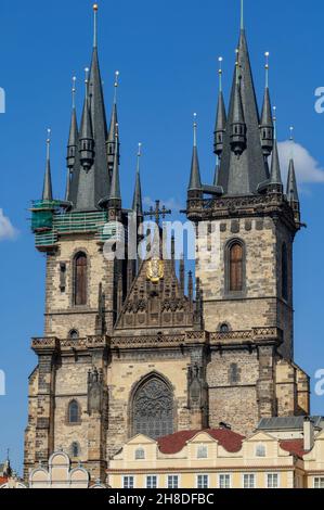 Les tours jumelles gothiques de 80 m de haut, et plusieurs flèches, de l'église notre-Dame avant Týn sur la place de la vieille ville de Prague. Banque D'Images