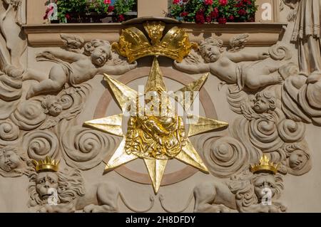 La Vierge Marie du vieux Boleslav de Jan Oldřich Mayer dans un médaillon doré, avec une paire d'anges portant une couronne sur la façade de l'Hôtel Aurus, Prague Banque D'Images