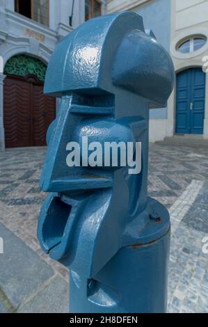 Le premier d'une rangée de bollards de circulation cubistes bleus ornés à l'angle de Malostranske namesti à Prague Banque D'Images