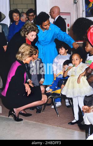 Diana, princesse de Galles, s'agenouillant au niveau des enfants lors d'une visite au centre de la famille urbaine.Règlement de la rue Henry.New York.ÉTATS-UNIS.2 février 1989 Banque D'Images