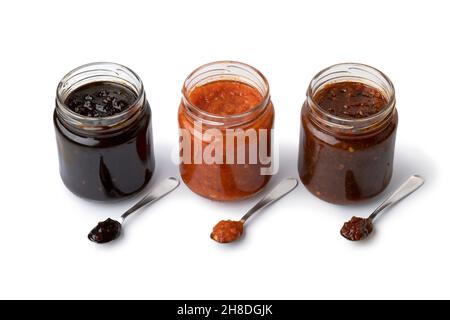 Pots en verre avec variation de sambal, sauce Chili, isolés sur fond blanc Banque D'Images