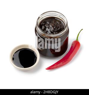 Pot en verre avec une variante de sambal, sauce Chili, avec sauce soja isolée sur fond blanc Banque D'Images