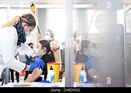 Hanovre, Allemagne.29 novembre 2021.Un policier reçoit une vaccination de rappel contre Covid-19.Aujourd'hui, une action concertée pour actualiser le statut de vaccination des employés de la police de Basse-Saxe commence à Hanovre.Credit: Moritz Frankenberg/dpa/Alay Live News Banque D'Images