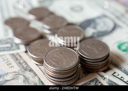 Anciennes pièces de monnaie sur des billets de 1 dollar américain - concept de monnaie mondiale Banque D'Images