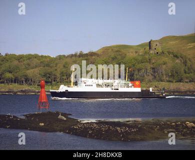 La MV Iona navigue après le château de Dunollie alors qu'elle sort de la baie d'Oban dans les années 1970 Banque D'Images