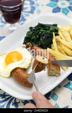 Assiette Alheira, cuisine portugaise. Banque D'Images