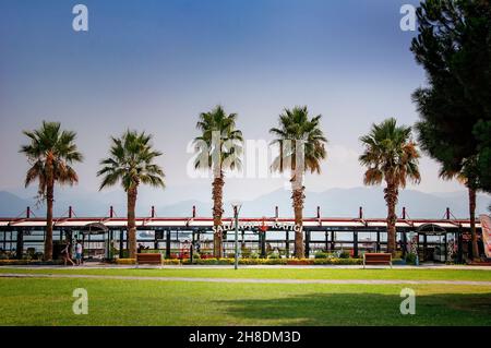 IZMIT, TURQUIE.29 AOÛT 2021.Village de magasins d'usine.Café Saltanat sur le remblai lumière du jour Banque D'Images