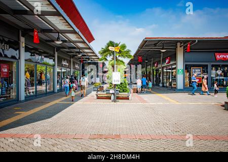 IZMIT, TURQUIE.29 AOÛT 2021.Boutique du village de sortie Levi en arrière-plan.Attractions pour enfants Banque D'Images