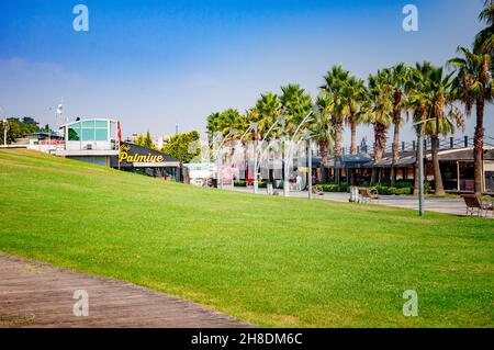 IZMIT, TURQUIE.29 AOÛT 2021.Village de magasins d'usine.Café Palmiye sur le remblai lumière du jour Banque D'Images