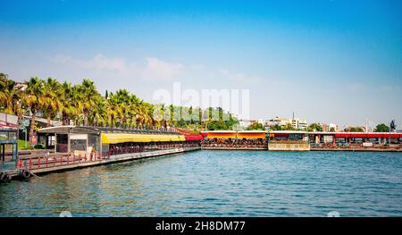 IZMIT, TURQUIE.29 AOÛT 2021.Village de magasins d'usine.Cafés et boutiques sur le remblai lumière du jour Banque D'Images