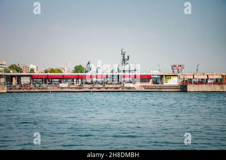 IZMIT, TURQUIE.29 AOÛT 2021.Village de magasins d'usine.Cafés et boutiques sur le remblai lumière du jour Banque D'Images