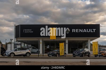 Felanitx, Espagne; novembre 26 2021: Vue générale d'un concessionnaire Renault au coucher du soleil, dans la ville majorquine de Felanitx Banque D'Images