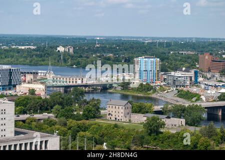 Vue panoramique sur la rivière des Outaouais en direction du nord-ouest. Banque D'Images