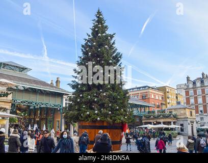 Arbre de Noël à Covent Garden, Londres, Royaume-Uni.8 novembre 2021. Banque D'Images