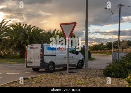 Felanitx, Espagne; novembre 26 2021: Camionnette de livraison de la compagnie de transport de colis Seur, conduite en mouvement au crépuscule, à un cercle de circulation à l'extérieur de la Mallo Banque D'Images