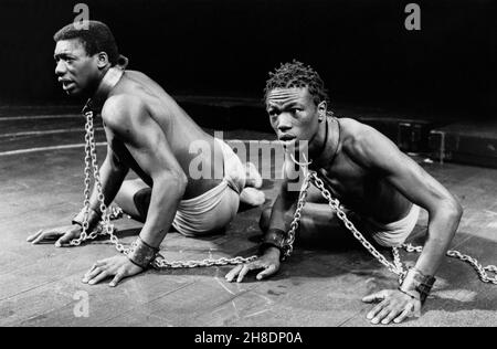 l-r: Hakeem Kae-Kazim (IDE), Carlton chance (Mopote) en INDIGO par Heidi Thomas à la Royal Shakespeare Company (RSC), l'autre place, Stratford-upon-Avon 08/07/1987 design: Roger Glossop éclairage: Paul Denby directeur: Sarah Pia Anderson Banque D'Images