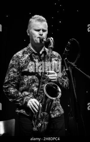 Ian Ballamy joue au Tenor sax, Scarborough Jazz Festival 2021, Royaume-Uni Banque D'Images