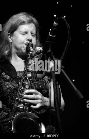 Karen Sharp joue au Tenor sax avec Karen Sharp Quartet, Scarborough Jazz Festival 2021, Royaume-Uni Banque D'Images