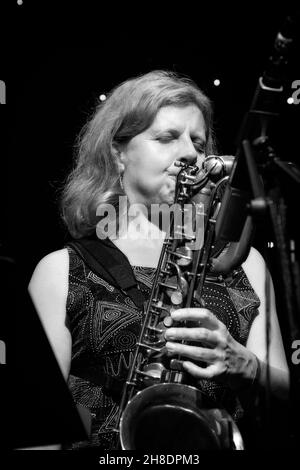 Karen Sharp joue au Tenor sax avec Karen Sharp Quartet, Scarborough Jazz Festival 2021, Royaume-Uni Banque D'Images