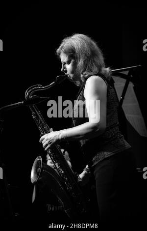 Karen Sharp joue au Tenor sax avec Karen Sharp Quartet, Scarborough Jazz Festival 2021, Royaume-Uni Banque D'Images