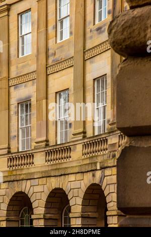 Détail de Buxton Crescent High Peak Derbyshire Peak District Angleterre Royaume-Uni construit en 1780-89 conçu par l'architecte John Carr. Banque D'Images