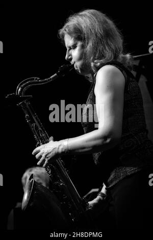 Karen Sharp joue au Tenor sax avec Karen Sharp Quartet, Scarborough Jazz Festival 2021, Royaume-Uni Banque D'Images