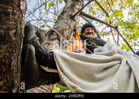 Londres, Angleterre, Royaume-Uni.29 novembre 2021.Portobello, Londres, Royaume-Uni, 29 novembre 2021.'Digger Down' (Scotty Breen), 47 ans, un célèbre 'protecteur d'arbre' qui a occupé les tunnels des jardins d'Euston Square en janvier-février dernier, est venu à Wornington Trees Estate tôt dans la matinée pour arrêter les flagelures d'arbre liées au projet de développement par Catalyst Housing.Malgré une longue campagne et une pétition des résidents, une grande partie des arbres donnant son nom à Wornington Trees Estate a été abattu au cours des derniers mois.Les représentants de la communauté de Wornington Trees Estate espèrent l'aide de reno Banque D'Images