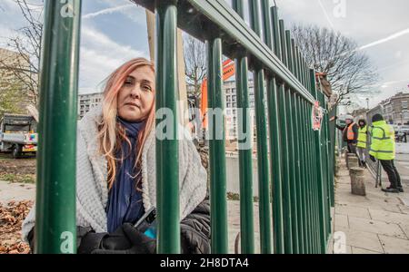 Londres, Angleterre, Royaume-Uni.29 novembre 2021.Portobello, Londres, Royaume-Uni, 29 novembre 2021.Sarah Akhtar, une résidente de Wornington Trees Estate, près des travailleurs qui construisent des clôtures autour de deux cerisiers occupés par des activistes environnementaux de renommée nationale.Elle prend de la nourriture pour les 'protecteurs d'arbre'.Les résidents se plaignent de «l'absence de consultation significative avec les résidents et la communauté en général et le manque d'intérêt de la presse, malgré une longue campagne et pétition qui dure presque un an.La grande partie des arbres donnant son nom à Worningto Banque D'Images