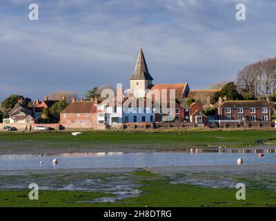 Le village de Bosham à côté du port de Chichester à marée basse, West Sussex, Angleterre. Banque D'Images