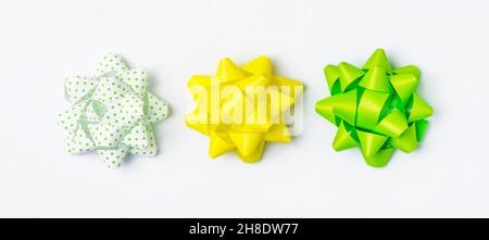 Collection de noeuds isolés sur fond blanc.Noeuds de pois jaune, vert et blanc à vert, une combinaison similaire.Le concept de décoration, cadeau, Banque D'Images