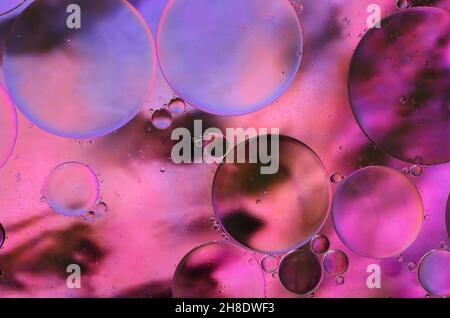 arrière-plan abstrait de couleur violet de velours ou violet clair d'huile flottant sur l'eau Banque D'Images