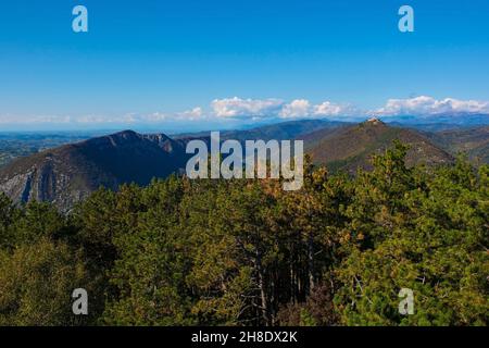 Vue depuis le sommet du mont Skabrije près de Nova Gorica, dans l'ouest de la Slovénie.Le monastère de Sveta Gora se trouve sur une colline à droite Banque D'Images