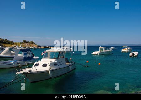 Des bateaux amarrés à la ville côtière de Stara Baska sur l'île de Krk dans le comté de Primorje-Gorski Kotar, dans l'ouest de la Croatie Banque D'Images