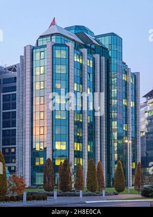 Belgrade, Serbie - 09 novembre 2021 : Generali Insurance Modern Office Building Exterior à Dusk. Banque D'Images