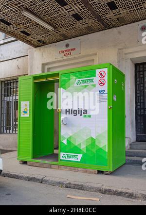 Belgrade, Serbie - 25 novembre 2021 : tunnel de désinfection devant la porte sanitaire du bâtiment de l'hôpital. Banque D'Images