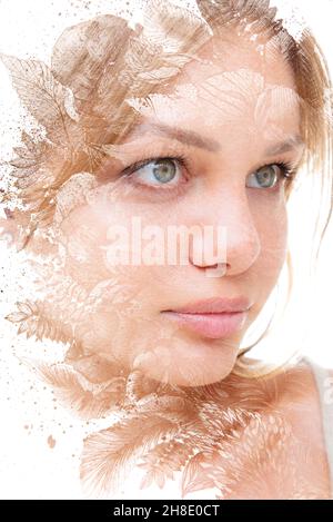 Peinture.Portrait d'une jeune femme mélangé à une peinture à l'encre de plantes Banque D'Images