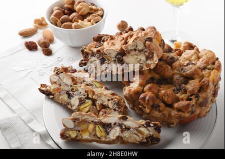 Pangiallo, dessert italien traditionnel avec miel, fruits confits, farine et fruits secs.Gâteau de Noël typique de la tradition romaine et Lazio. Banque D'Images